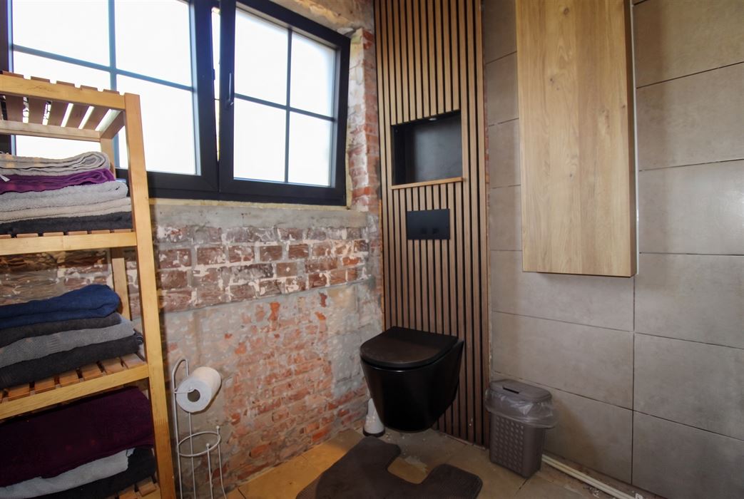 Ruime, verder af te werken gezinswoning met vier slaapkamers, EPC-label C, vrijstaande garage en een perceel van 562 m² in een rustige, doodlopende straat in Maasmechelen!