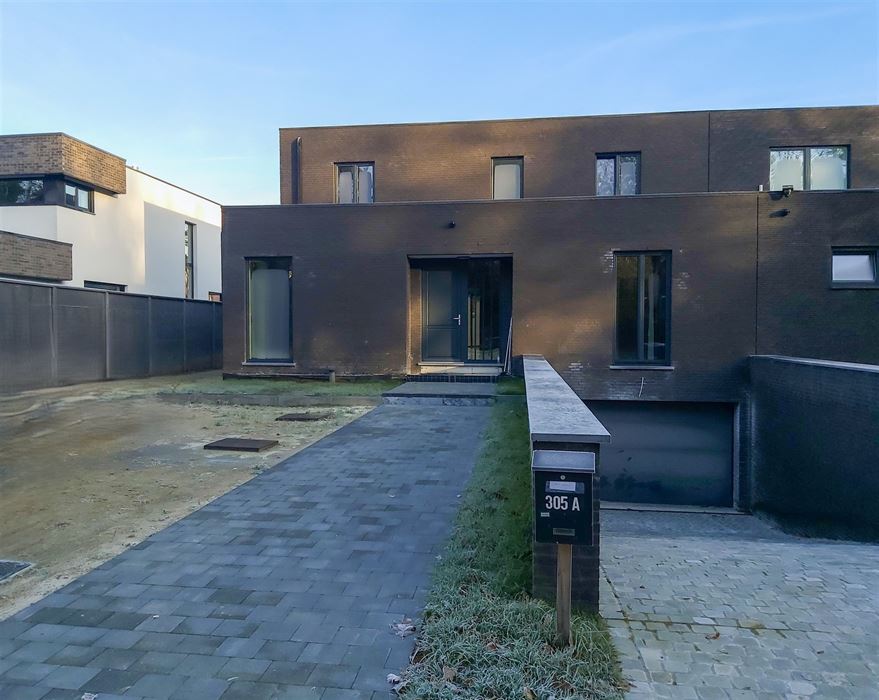 Nieuwbouwwoning met 5 slaapkamers, 2 badkamers op perceel van 8a41ca te Maasmechelen!