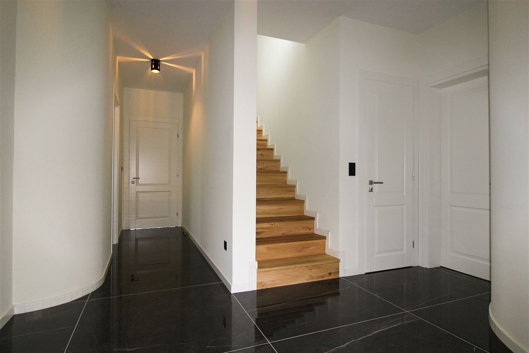 Nieuwbouwwoning met 5 slaapkamers, 2 badkamers op perceel van 8a41ca te Maasmechelen!