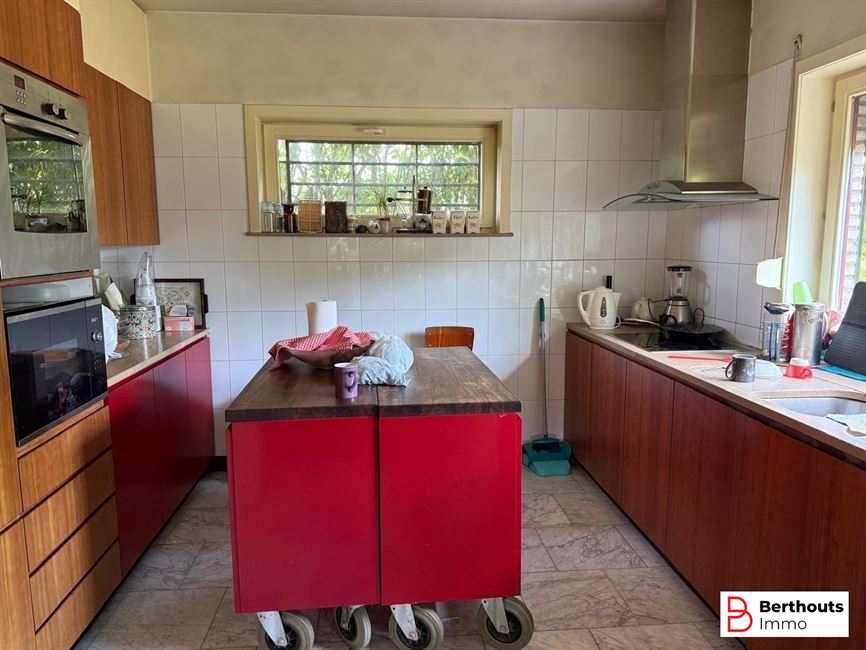 VILLA MET MOOIE TUIN OP 11 ARE 27 CA