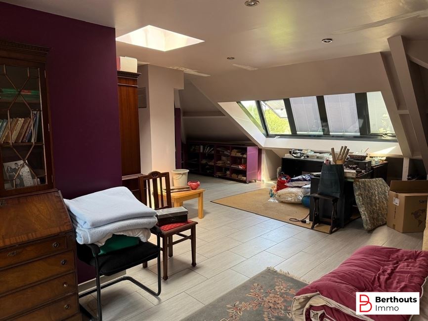 VILLA MET MOOIE TUIN OP 11 ARE 27 CA