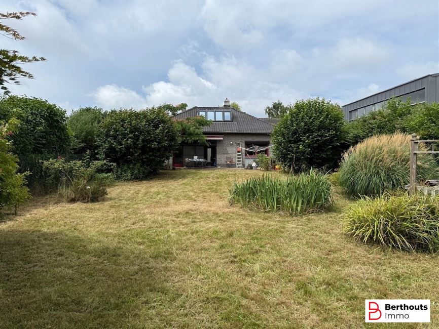 VILLA MET MOOIE TUIN OP 11 ARE 27 CA