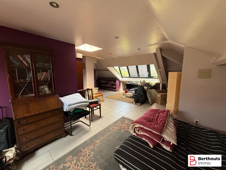 VILLA MET MOOIE TUIN OP 11 ARE 27 CA