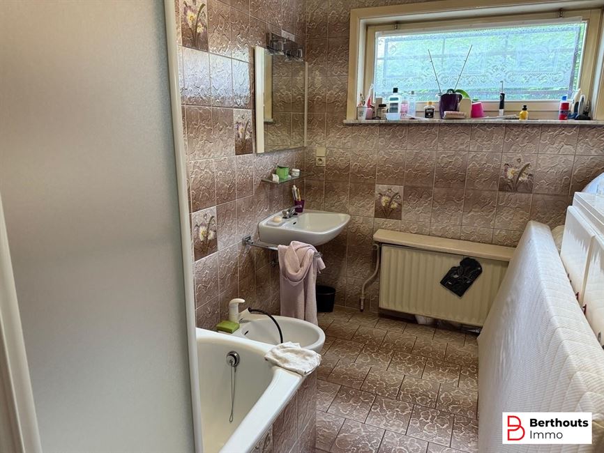 VILLA MET MOOIE TUIN OP 11 ARE 27 CA