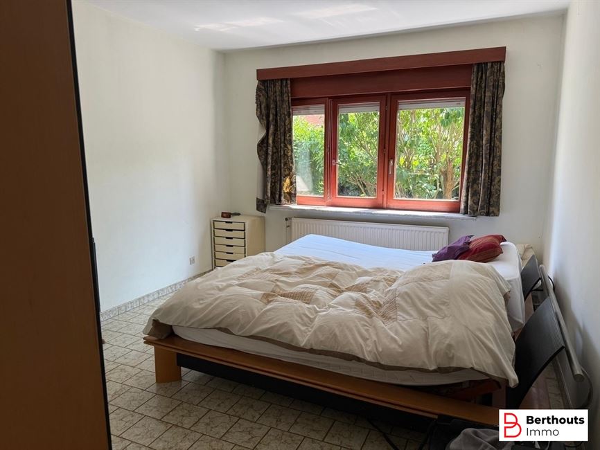 VILLA MET MOOIE TUIN OP 11 ARE 27 CA