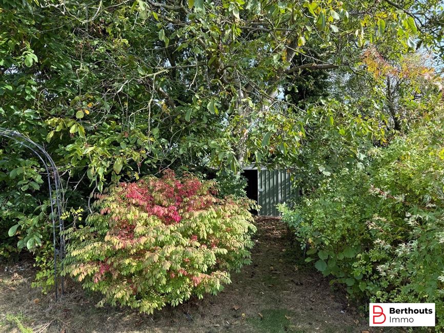 VILLA MET MOOIE TUIN OP 11 ARE 27 CA