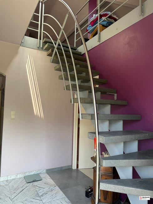 VILLA MET MOOIE TUIN OP 11 ARE 27 CA