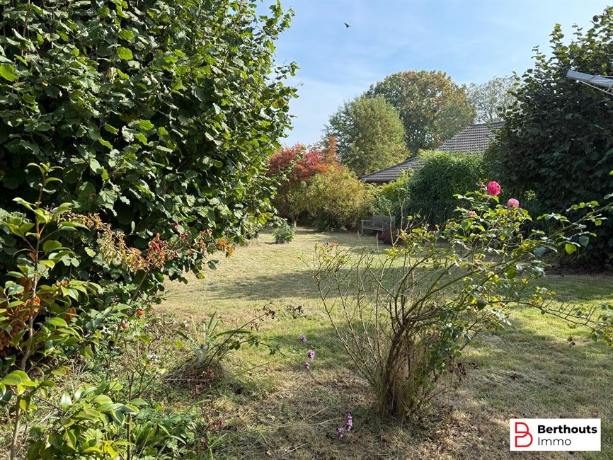 VILLA MET MOOIE TUIN OP 11 ARE 27 CA