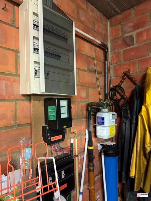 VILLA MET MOOIE TUIN OP 11 ARE 27 CA