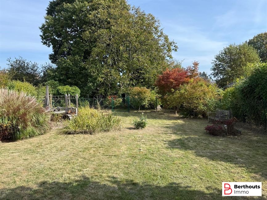 VILLA MET MOOIE TUIN OP 11 ARE 27 CA