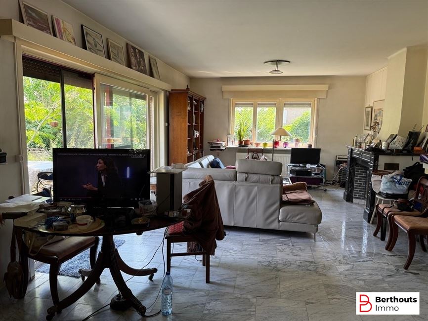 VILLA MET MOOIE TUIN OP 11 ARE 27 CA