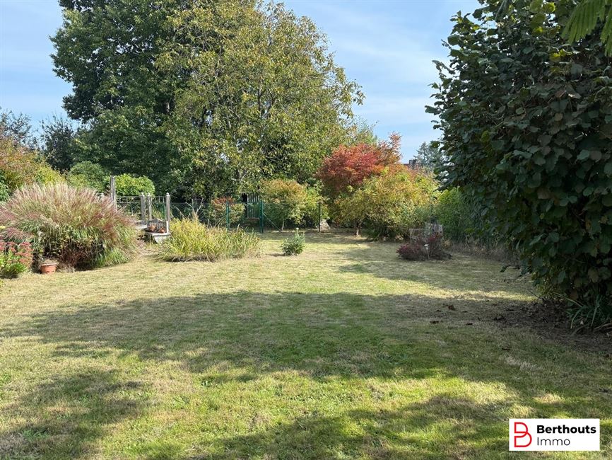 VILLA MET MOOIE TUIN OP 11 ARE 27 CA