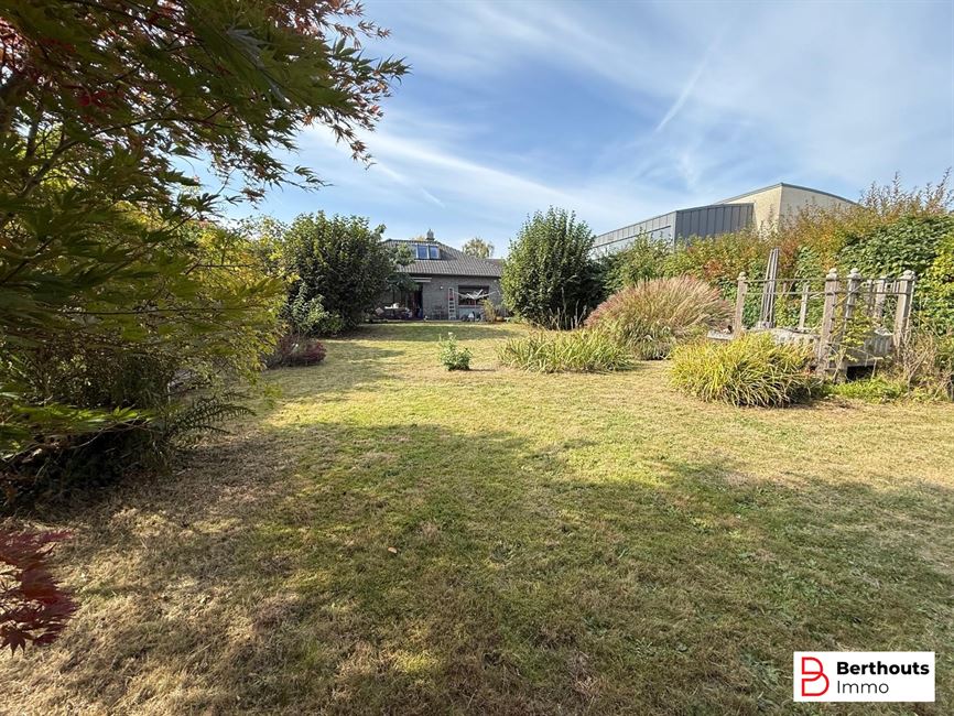 VILLA MET MOOIE TUIN OP 11 ARE 27 CA