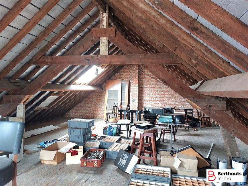 Immeuble polyvalent avec espace commercial et  duplex