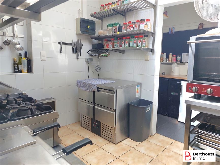 Immeuble polyvalent avec espace commercial et  duplex