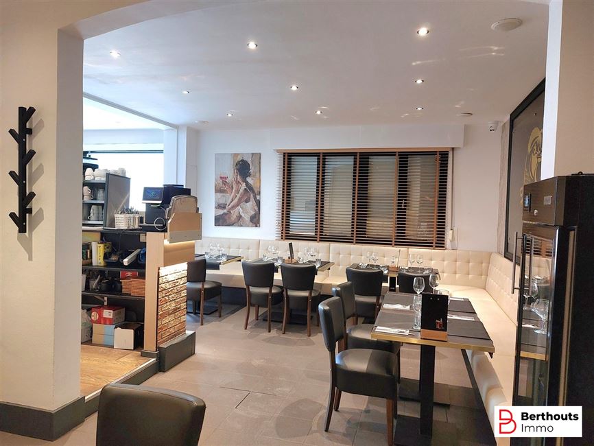 Immeuble polyvalent avec espace commercial et  duplex