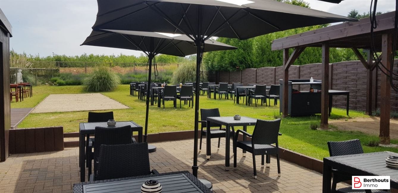 Immeuble polyvalent avec espace commercial et  duplex