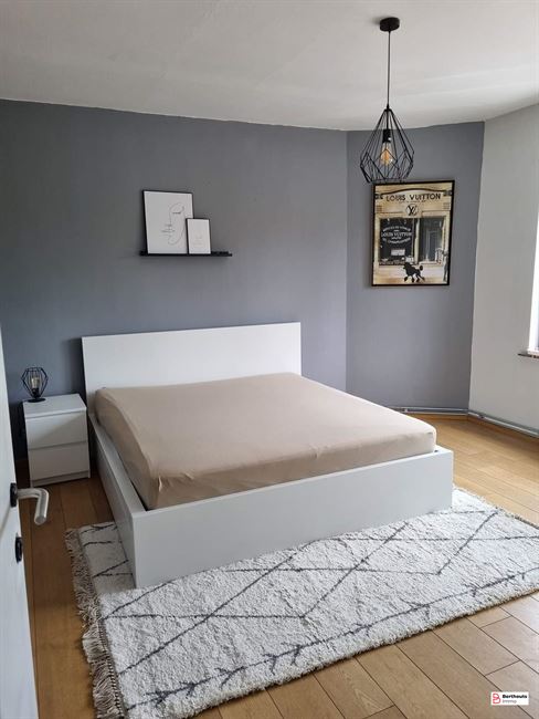 Immeuble polyvalent avec espace commercial et  duplex
