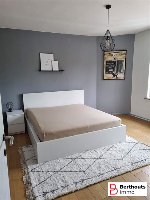 Immeuble polyvalent avec espace commercial et duplex