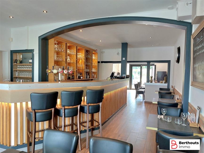 Immeuble polyvalent avec espace commercial et  duplex