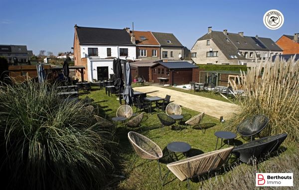 Immeuble polyvalent avec espace commercial et  duplex