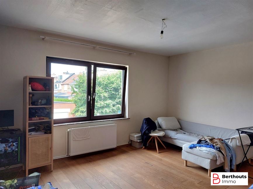 Immeuble polyvalent avec espace commercial et duplex