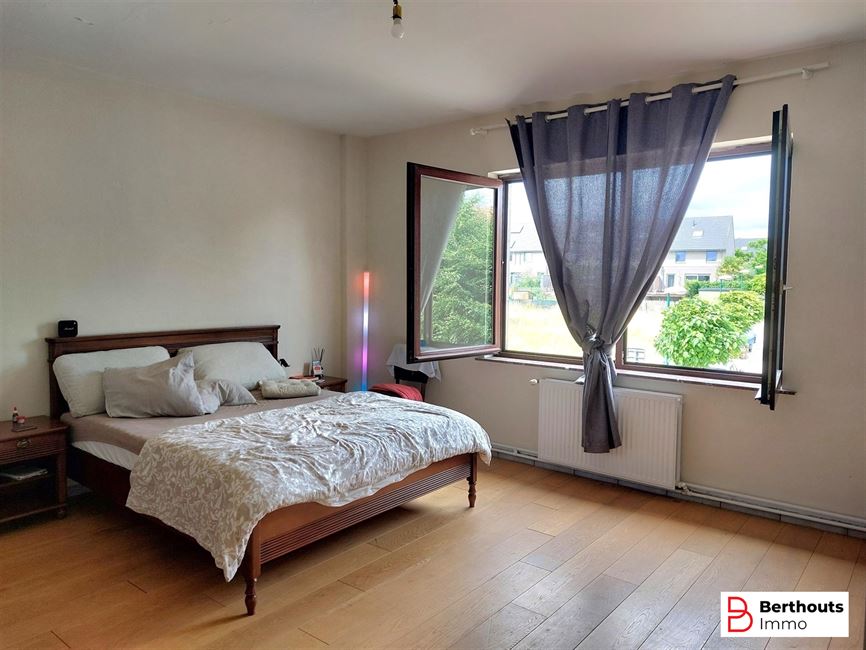Immeuble polyvalent avec espace commercial et  duplex