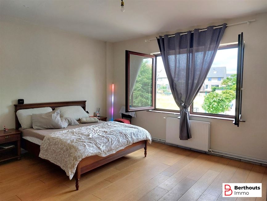 Immeuble polyvalent avec espace commercial et duplex