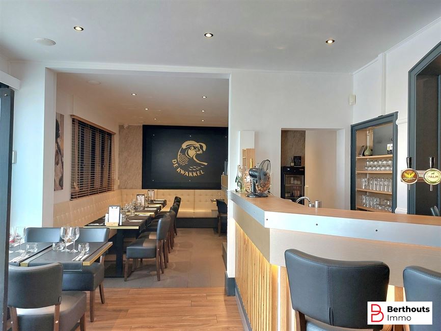 Immeuble polyvalent avec espace commercial et duplex