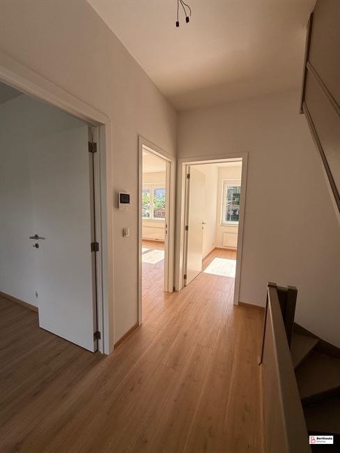 GERENOVEERDE WONING MET 5  SLKMS