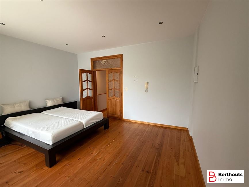 OBRENGSTEIGENDOM MET 2 APPARTEMENTEN