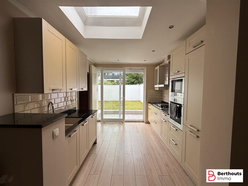 OBRENGSTEIGENDOM MET 2 APPARTEMENTEN