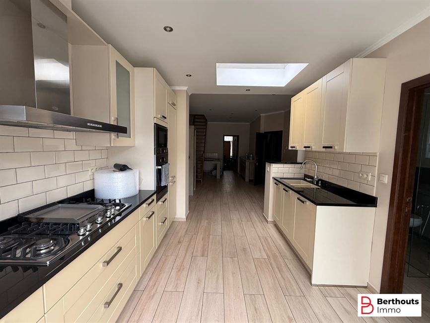 OBRENGSTEIGENDOM MET 2 APPARTEMENTEN