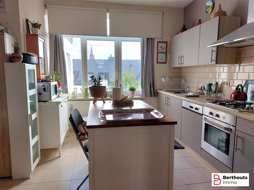 OBRENGSTEIGENDOM MET 2 APPARTEMENTEN