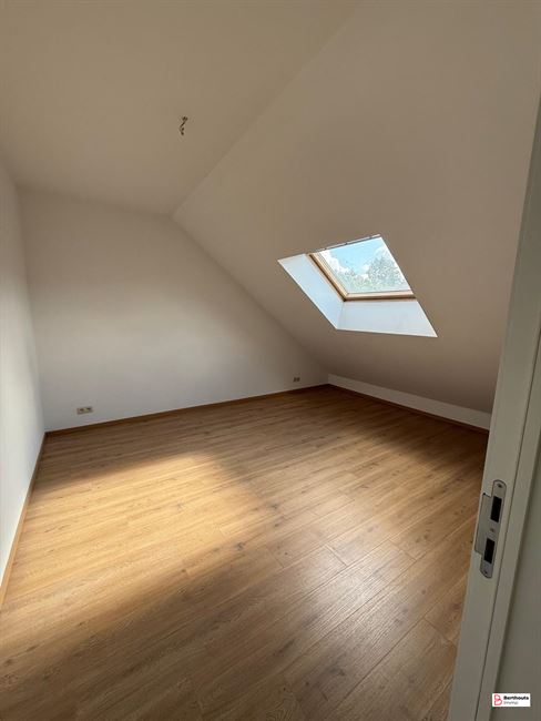 GERENOVEERDE WONING MET 5  SLKMS