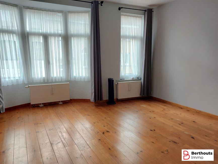 OBRENGSTEIGENDOM MET 2 APPARTEMENTEN