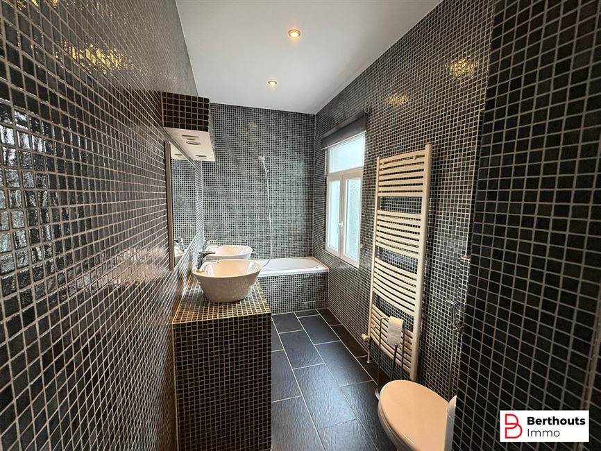 OBRENGSTEIGENDOM MET 2 APPARTEMENTEN