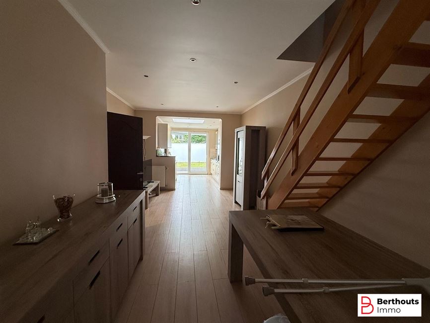 OBRENGSTEIGENDOM MET 2 APPARTEMENTEN