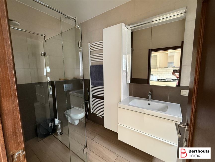 OBRENGSTEIGENDOM MET 2 APPARTEMENTEN