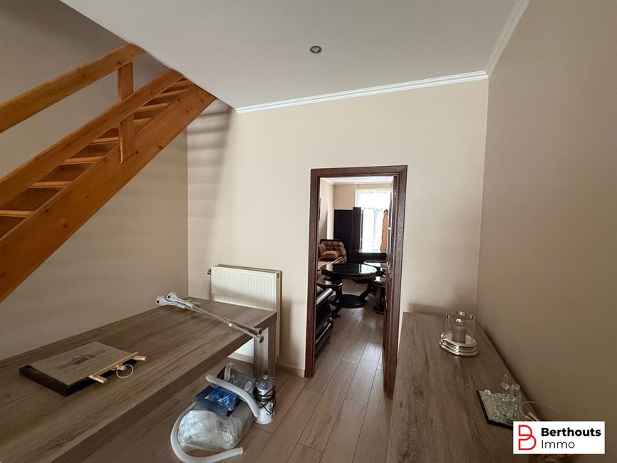 OBRENGSTEIGENDOM MET 2 APPARTEMENTEN