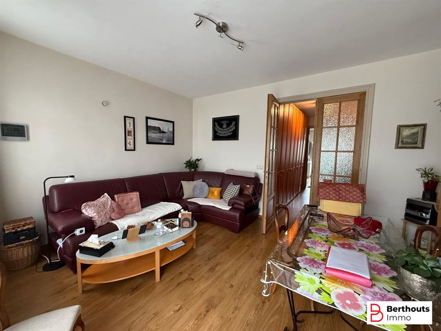 OBRENGSTEIGENDOM MET 2 APPARTEMENTEN