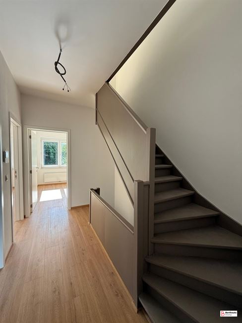 GERENOVEERDE WONING MET 5  SLKMS