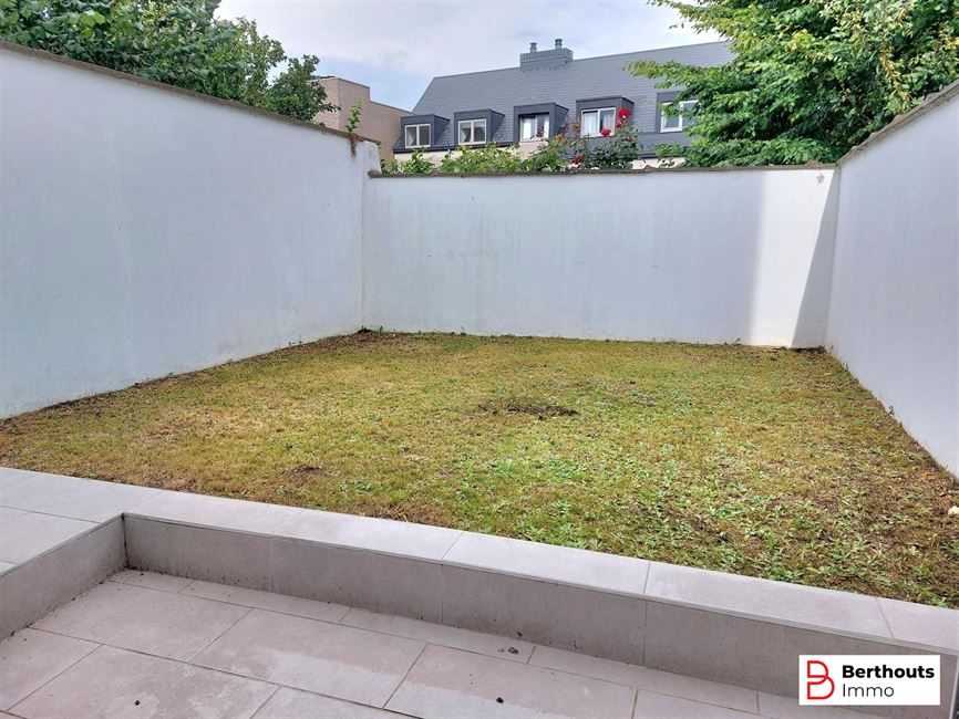 OBRENGSTEIGENDOM MET 2 APPARTEMENTEN