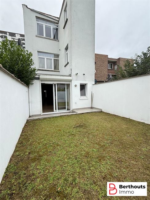 OBRENGSTEIGENDOM MET 2 APPARTEMENTEN