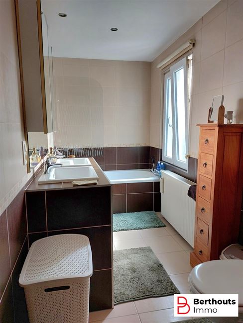 OBRENGSTEIGENDOM MET 2 APPARTEMENTEN