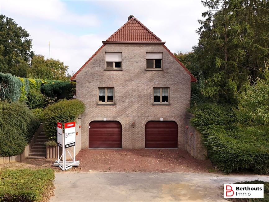 VILLA AVEC MAGNIFIQUE JARDIN ET 2 GARAGES