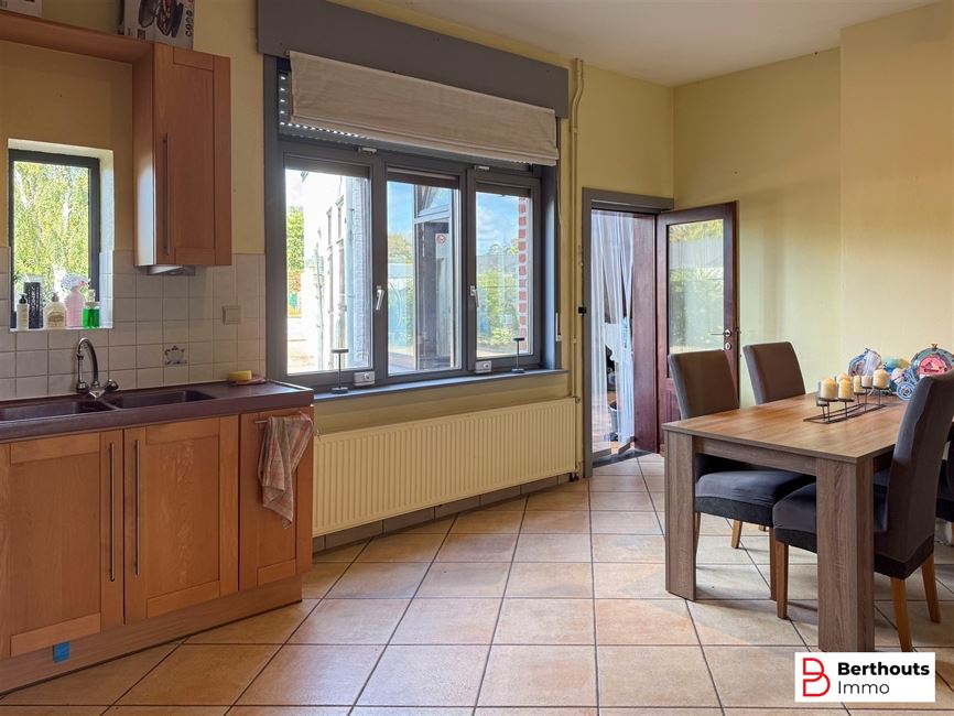 MAISON SPACIEUSE AVEC DÉPENDANCES