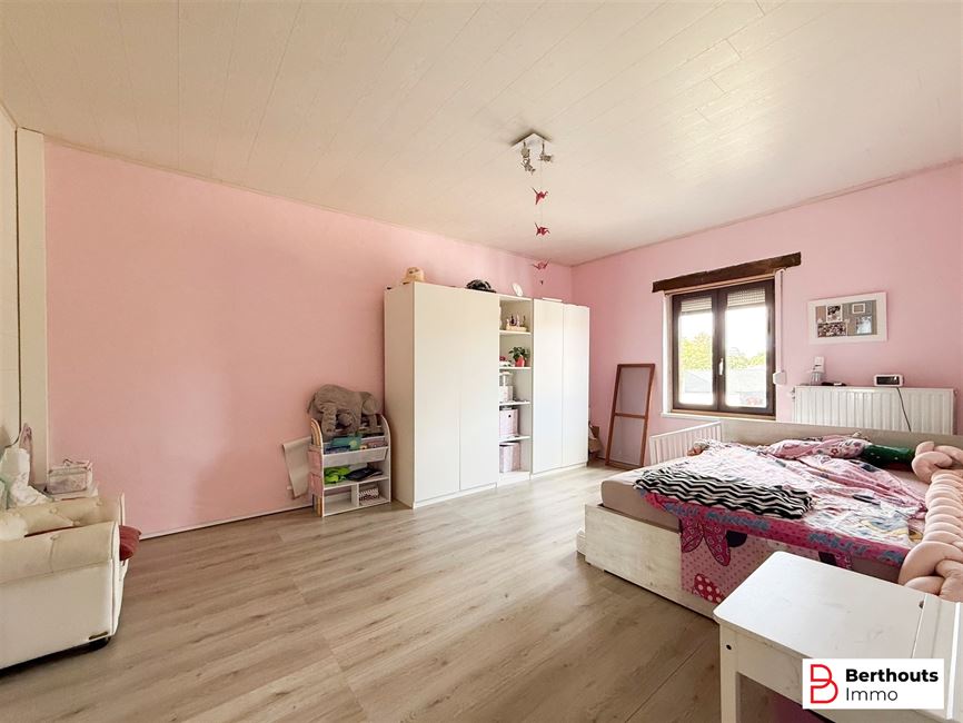 MAISON SPACIEUSE AVEC DÉPENDANCES