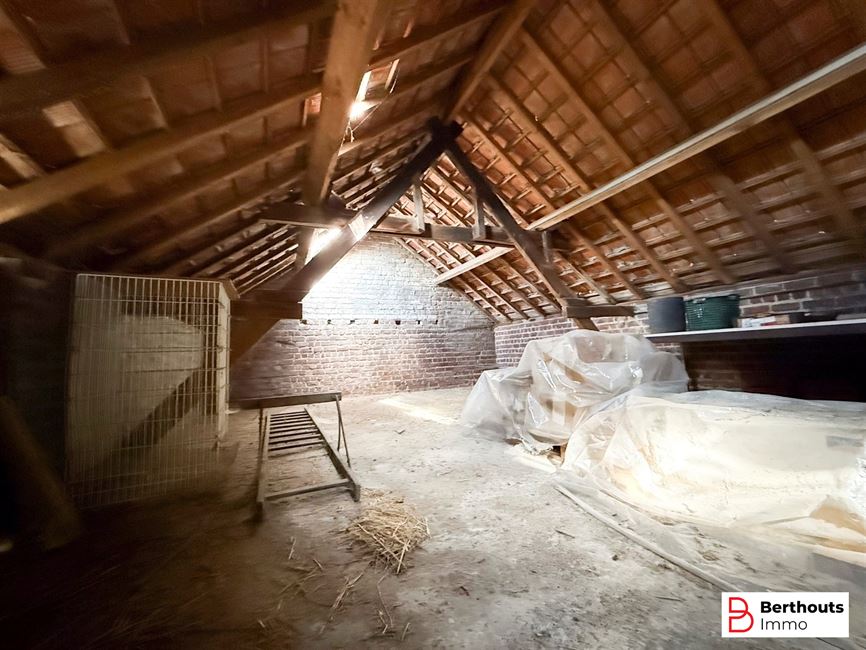 WONING MET AANHORIGHEDEN OP 11 ARE 86 CA