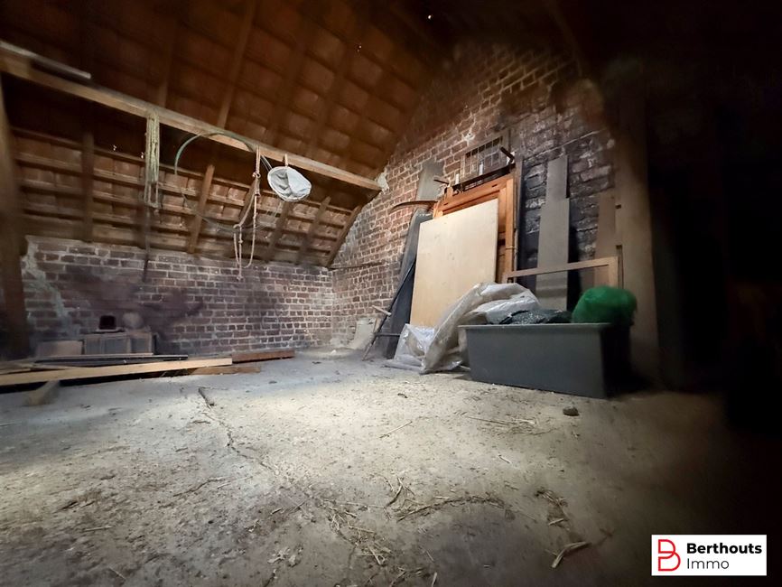 MAISON SPACIEUSE AVEC DÉPENDANCES